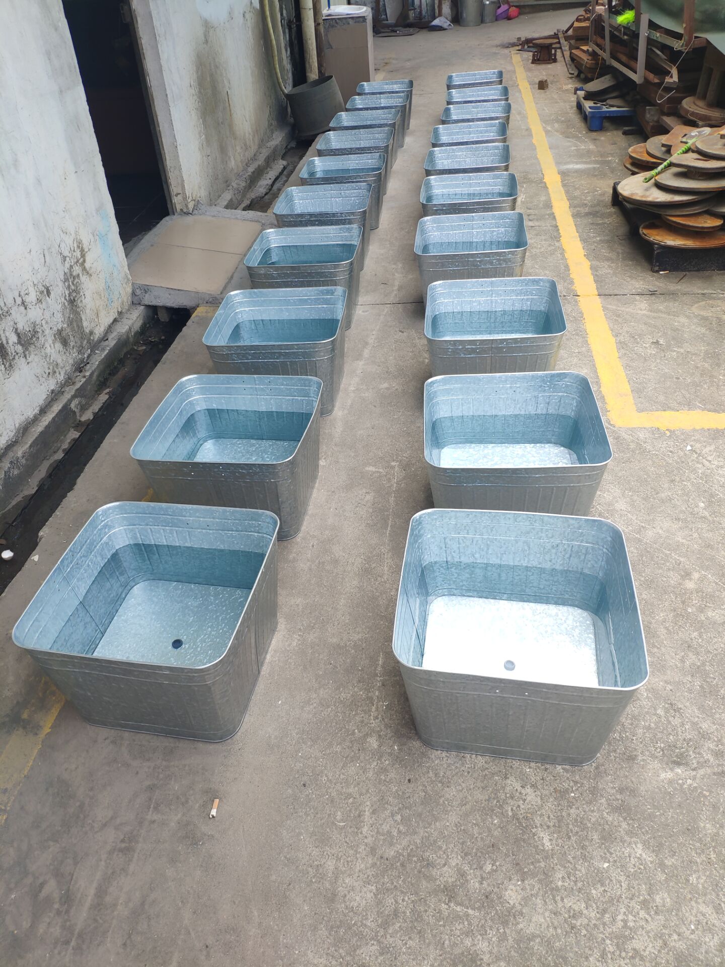 Ice bucket Waterproof testing for semi-finished goods quality is one of our monitor process