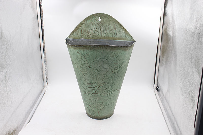 Galvanized Metal Wall Plant Container features an antique finish which can be hung on the wall to display for the world to see.