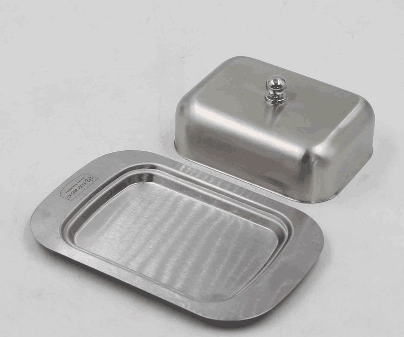 The metal tray is very simple and it‘s popular in many foreign families. You can put cheese and cupcakes on it.