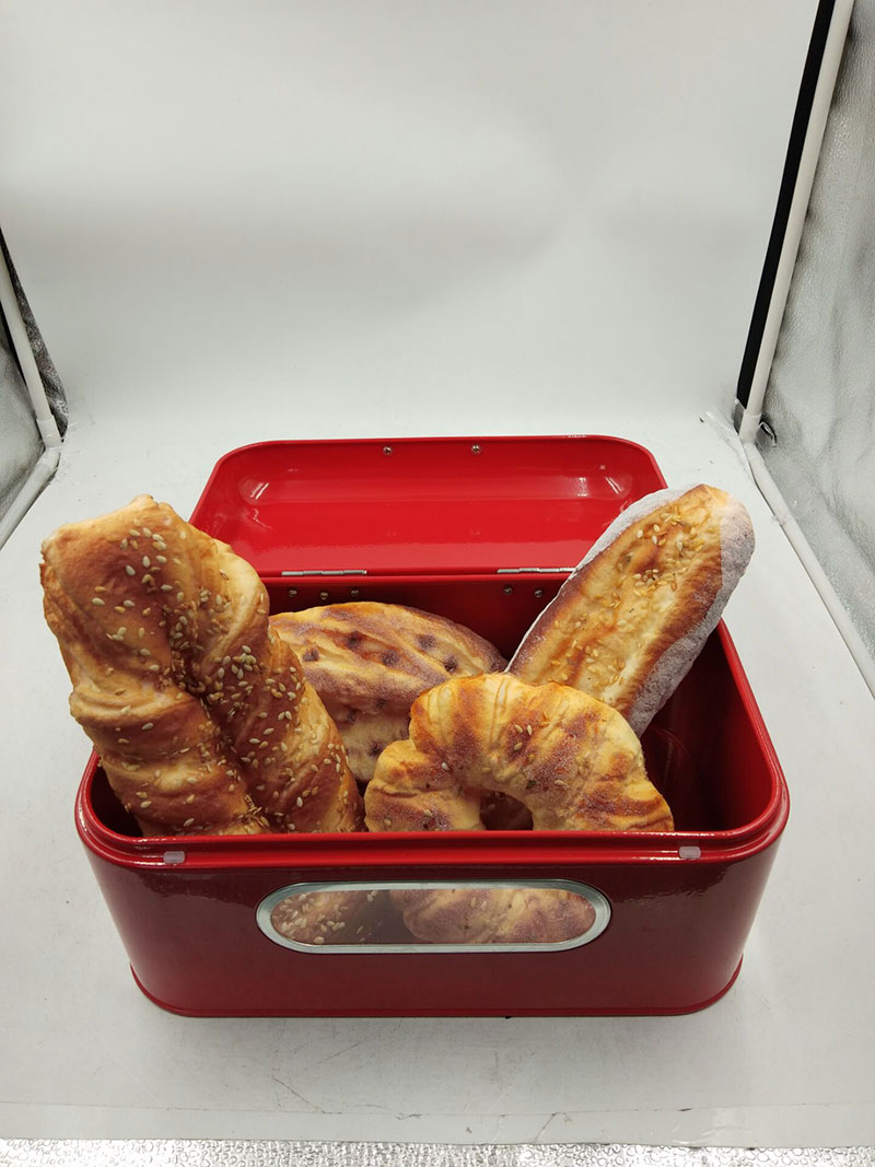 Metal bread box: Made from high-quality powder-coated steel, it ensures the freshness of your breads, buns, pastries and cakes. Perfect for storing bread, muffins, cakes, crepes and pancakes